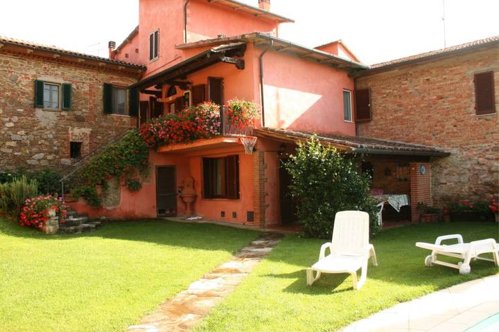 Ferienhaus für 12 Personen, mit Garten und Pool in Lucignano
