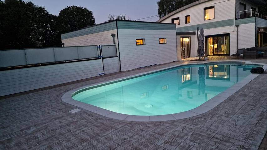Location de vacances pour 6 personnes, avec Balcon et Terrasse ainsi que Jardin et Piscine à Néant-sur-Yvel