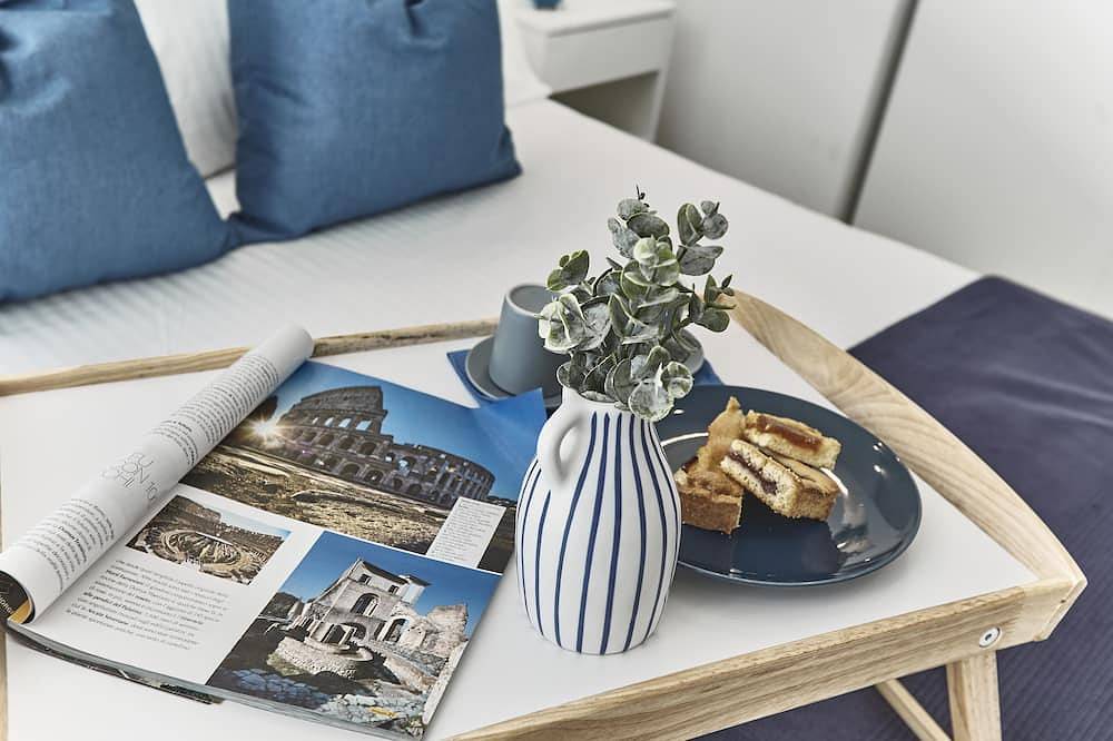 Apartamento entero, Encantador ático con vista al mar, cerca de la estación de trenes y buses. in Ostia, Roma