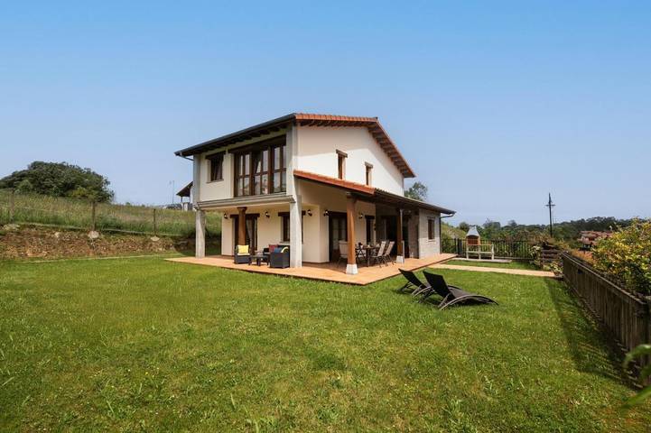 Chalet para 8 personas, con terraza además de jardín y vistas en Llanes
