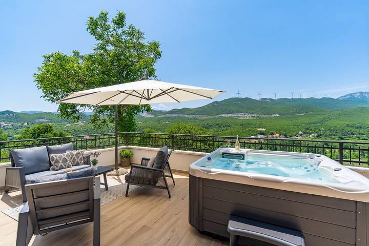 Villa Stella mit 32 qm privatem beheiztem Pool, Jacuzzi, Sauna, Medienraum, 3 Schlafzimmern, 6+2 Personen in Dalmatinisches Zagora
