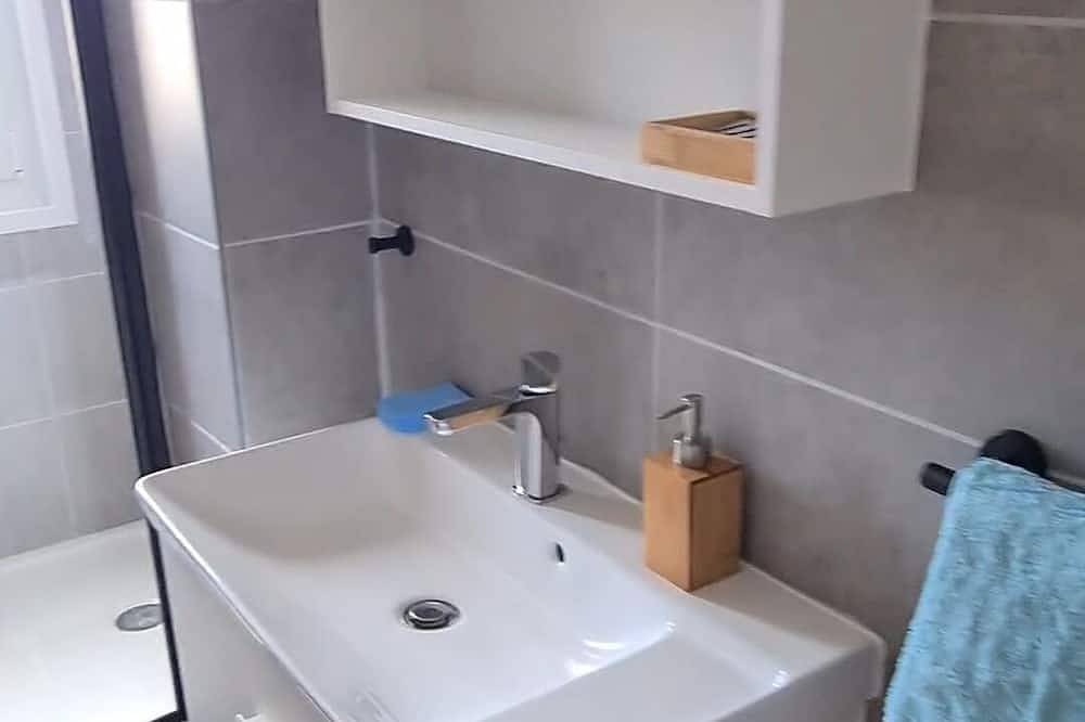 Appartement entier, 3p apartment with quiet balconies in lively Wifi area in Calais, Région de Calais