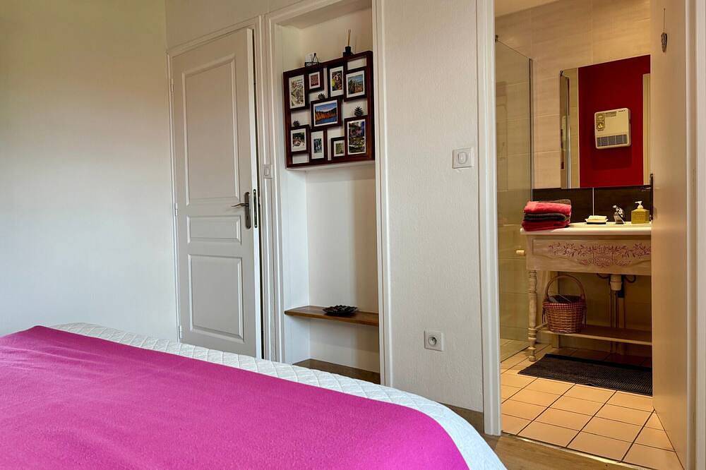 Gîte tout inclus avec terrasse, jardin et parkings, proche Puy-en-Velay et chemins de randonnée. in Séneujols, Haute-Loire