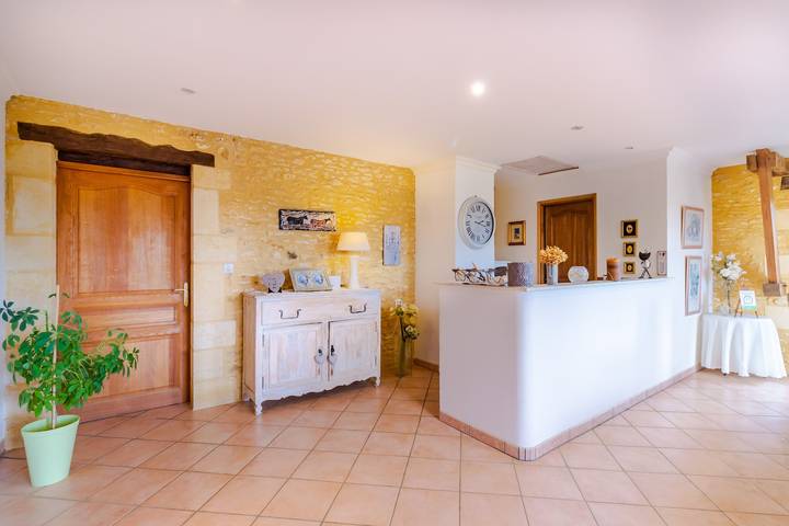 Bed and Breakfast 'Chambre Quietude' with Shared Terrace, Shared Garden and Wi-Fi in Coly-Saint-Amand, Périgord Noir