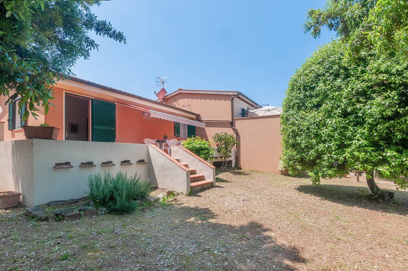 Entire apartment, Cosy Apartment “I Tigli 1” in Town Centre with Terrace & Garden; Parking Available in Capoliveri, Elba