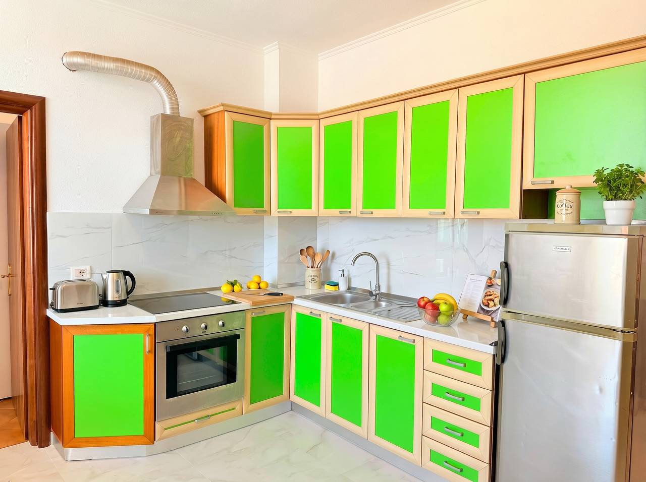 Apartamento entero, Apartamento de vacaciones para 5 personas con balcón in Rashbull, Albania