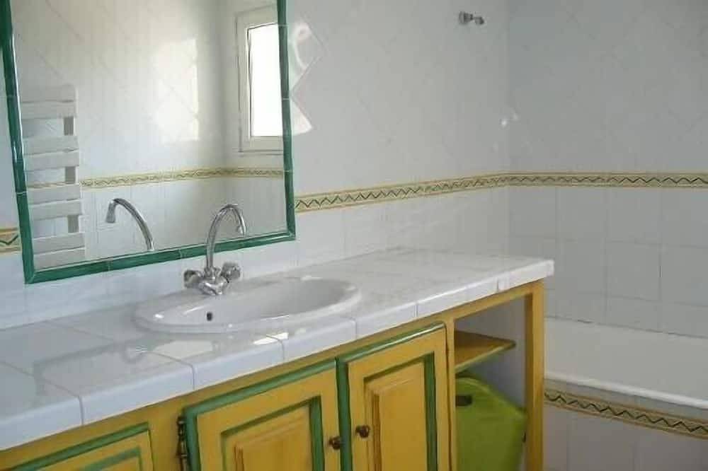 Gîte in an early 18th-century Provencal farmhouse in Roquemaure, Nimes region
