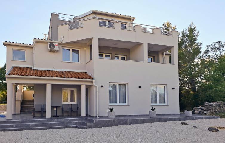 Ganze Ferienwohnung, Moderne 2-Zimmer-Wohnung mit Terrasse, WLAN und Parkplatz in Küstennähe in Pridraga, Donji Karin