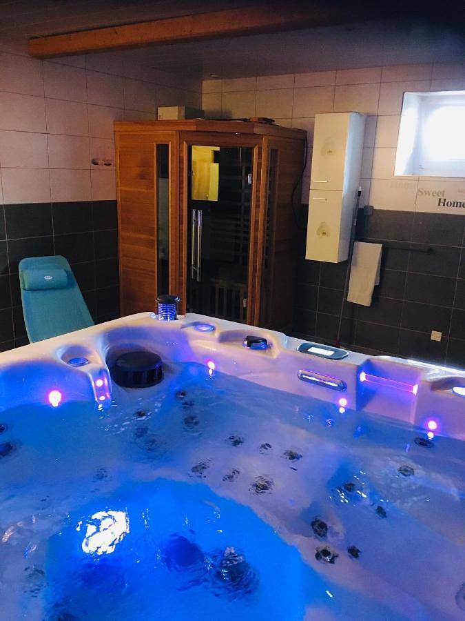 Gîte pour 7 personnes, avec piscine et jacuzzi ainsi que jardin et sauna, adapté aux familles dans Merxheim