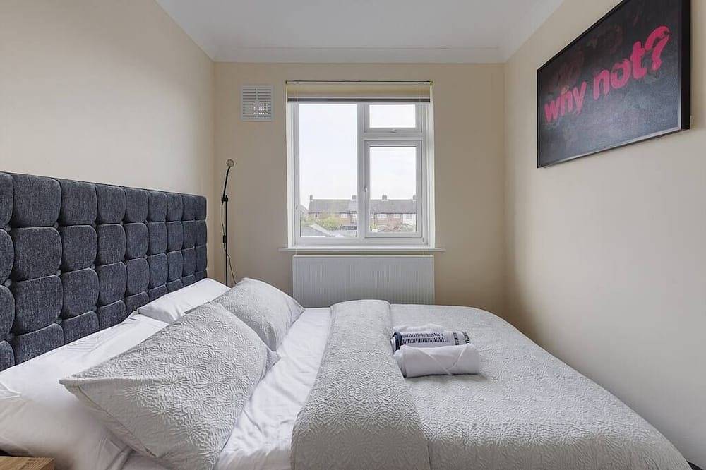 Modern 4 bed house in Heathrow, London in Spelthorne, Surrey