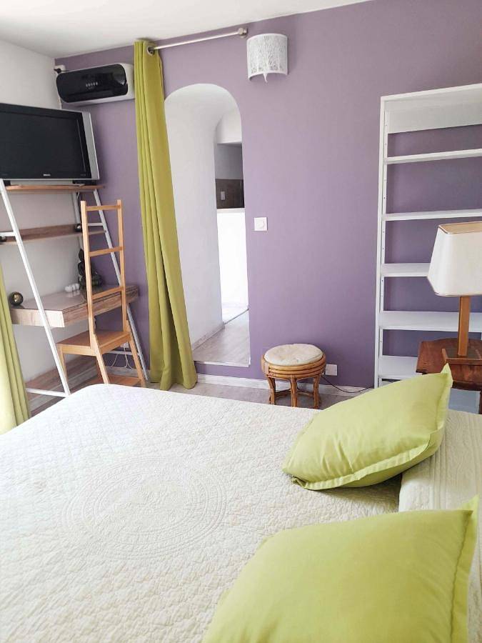 Location de vacances pour 2 personnes, avec piscine ainsi que vue et jardin à Laroque (Hérault) - 4