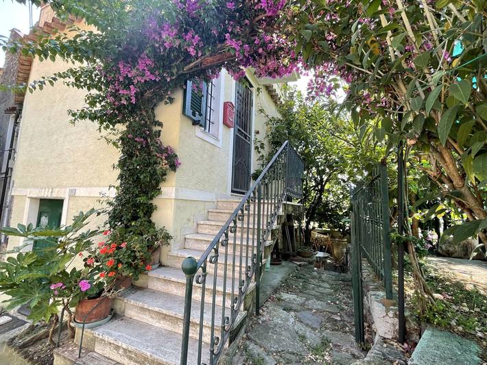 Ferienhaus für 4 Personen, mit Balkon und Terrasse sowie Garten und Ausblick in Pietra Ligure Gemeinde