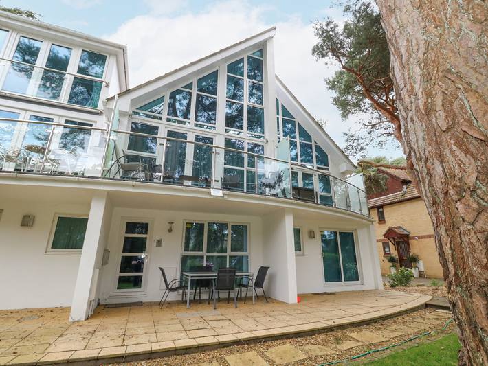 Cottage for 8 people, with Balcony and Terrace in Poole
