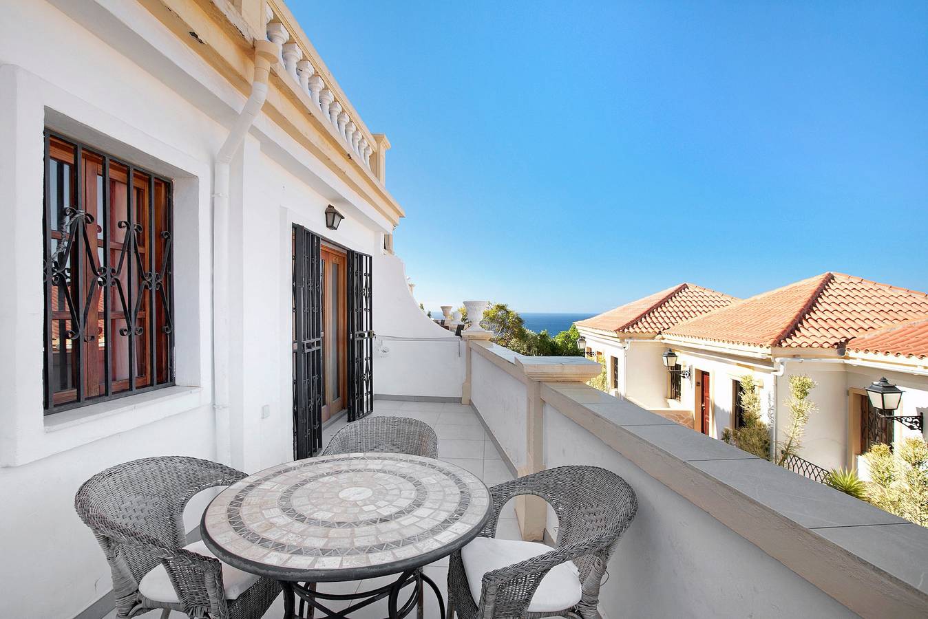 Entire apartment, "Tenerife South Apartment" with Sea View, Pool & Wi-Fi in San Eugenio Alto, Adeje