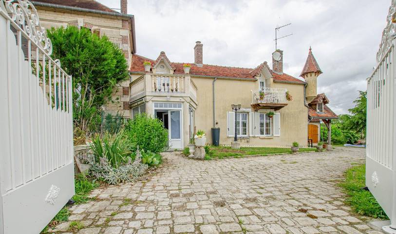 Gîte pour 9 personnes, avec jardin et terrasse, animaux acceptés dans Villemorien