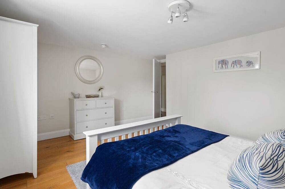 Entire apartment, Modern 2 bedroom flat in heart of village with parking & kitchen in Brockenhurst, Hampshire
