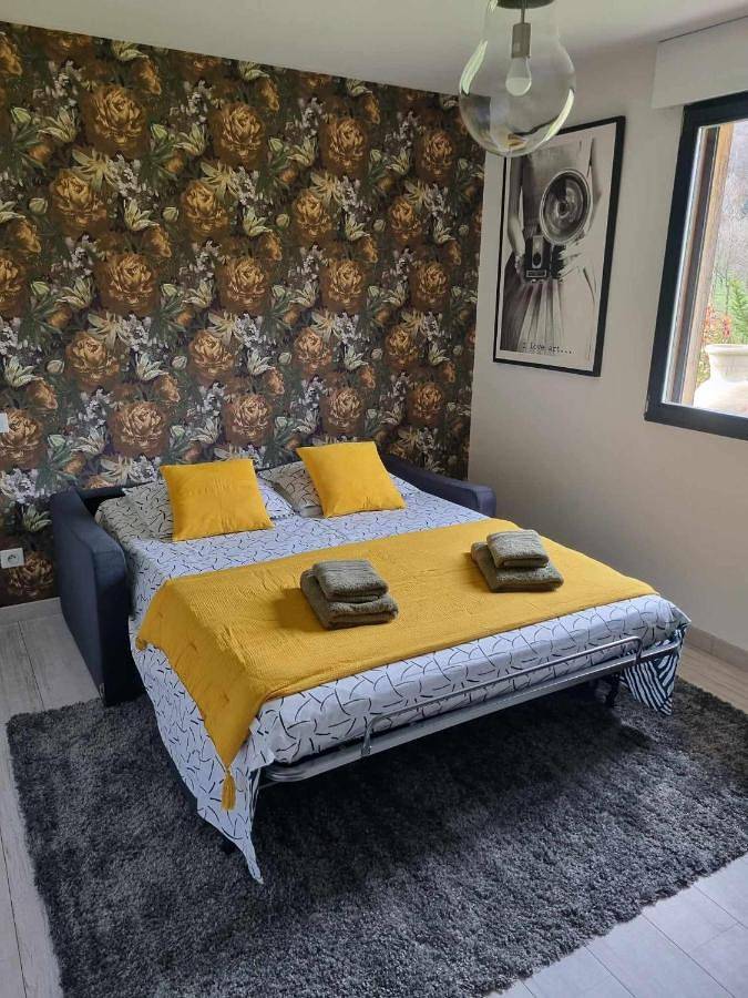Appartement entier, Chambre dans chalet avec piscine in Saint-Jean-en-Royans, Parc naturel régional du Vercors