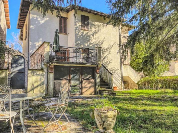Casa vacanza per 6 persone, con panorama e terrazza nonché giardino, con animali domestici in Cerreto di Spoleto