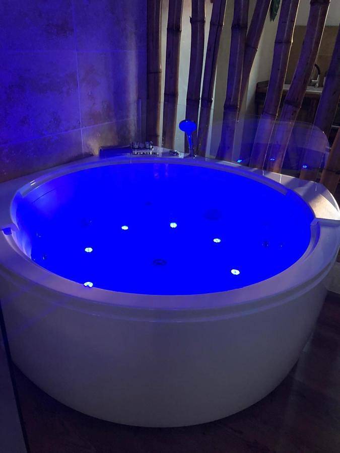 Appartement entier, Appartement jacuzzi privatif Love&Zen in Verneuil-sur-Avre, Région d'Évreux