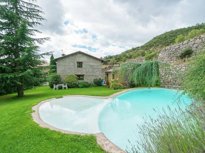Location de vacances pour 8 personnes, avec Terrasse ainsi que Jardin et Piscine à Odèn