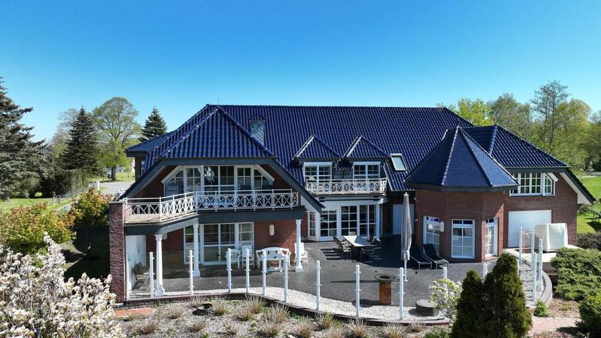 Ferienhaus für 12 Personen, mit Balkon und Terrasse sowie Garten und Pool in Rühn