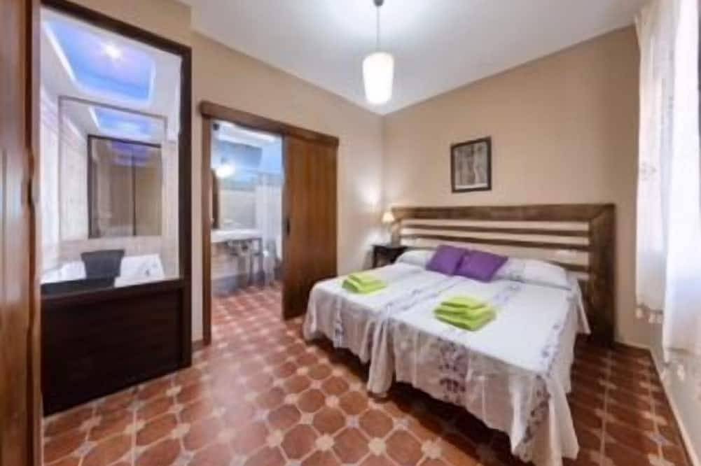 Jaccuzi in room, barbecue, activities in natural environment in Zufre, Sierra de Aracena y Picos de Aroche