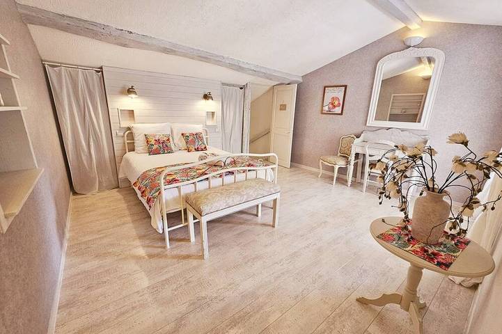 Gîte pour 10 personnes, avec jardin et terrasse à La Couronne - 2