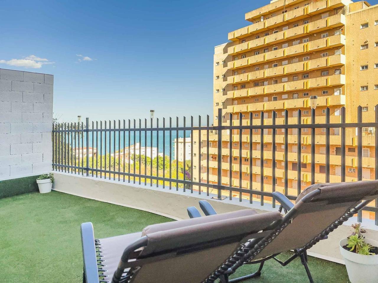 Apartamento entero, Apartamento 'Beach View Challenge' con vistas al mar, Wi-Fi y aire acondicionado. in Torreblanca (Fuengirola), Fuengirola