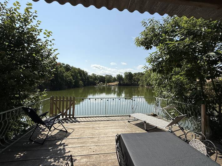 Gîte pour 4 personnes, avec jardin et vue sur le lac ainsi que piscine et terrasse, animaux acceptés