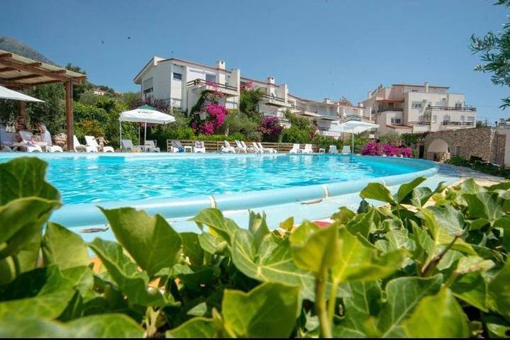Apartament wakacyjny dla 10 osób, z widok i ogród oraz basen w Himara