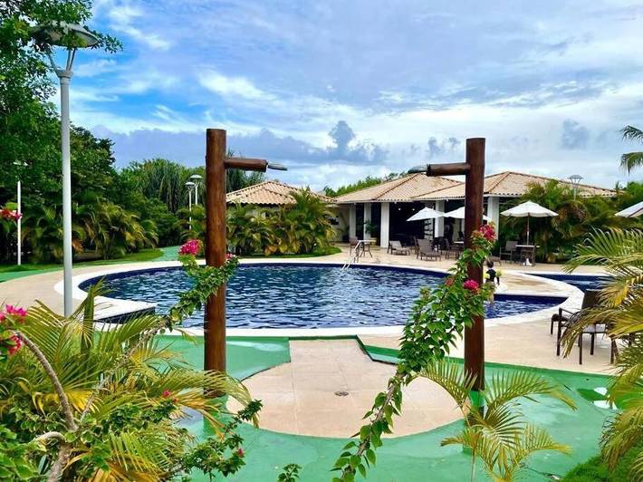 Casas e apartamentos de temporada para 4 pessoas, com piscina e jardim e ainda piscina infantil em Imbassai