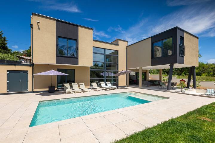 Ferienhaus für 8 Personen, mit Terrasse und Garten sowie Pool in Divšići