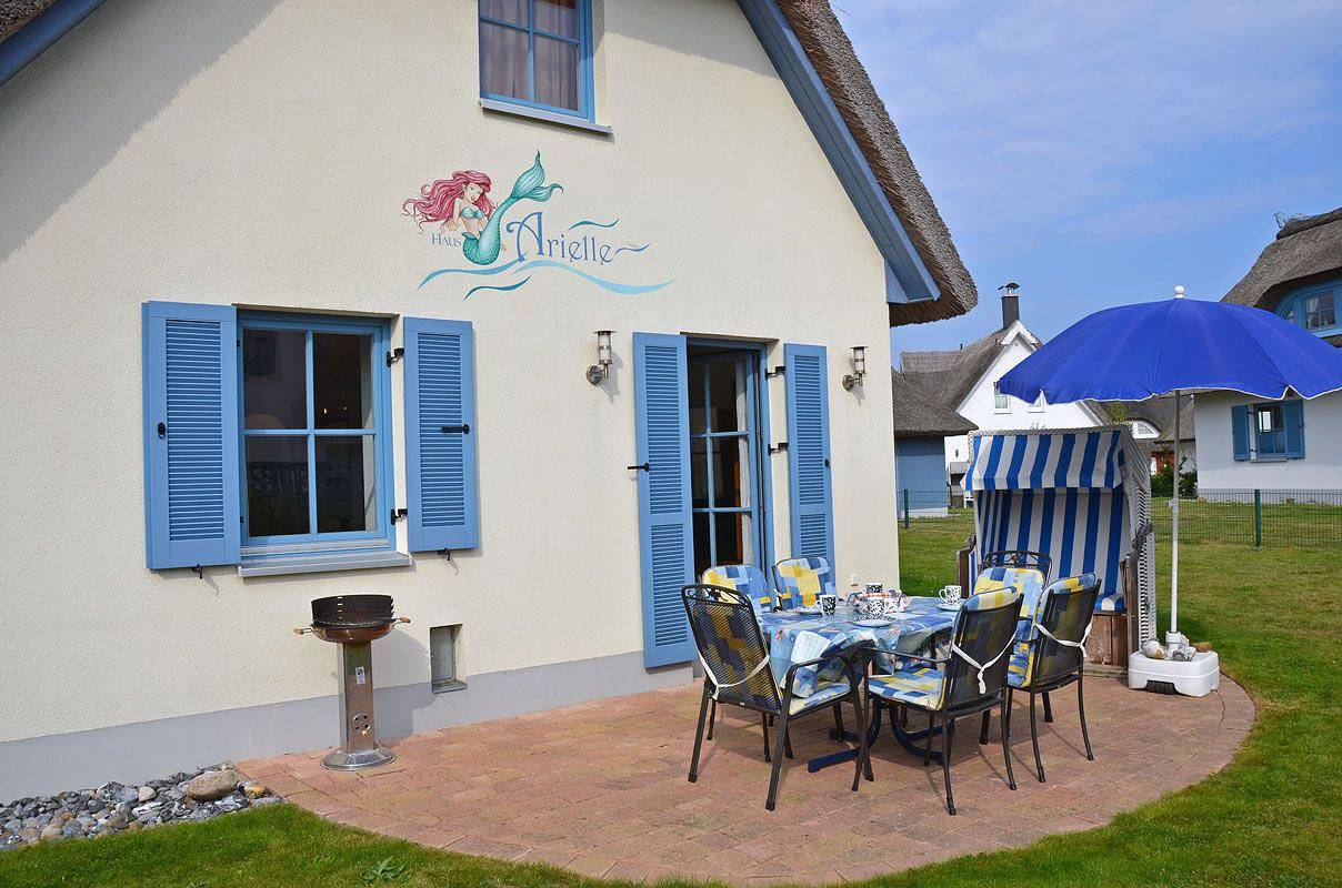 Ferienhaus mit Kamin, ca. 400m zum Sandstrand, Wlan, Hunde sind willkommen in Glowe, Rügen