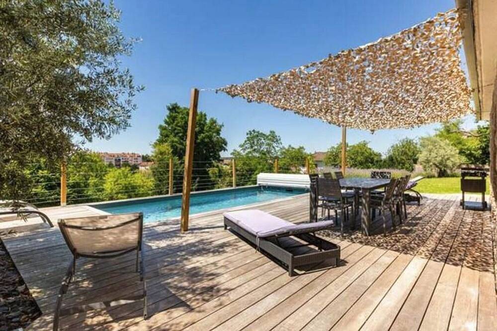 \"Charming Vichy Getaway with Heated Pool, Terrace & Spacious Garden\" in Vichy, Vichy region