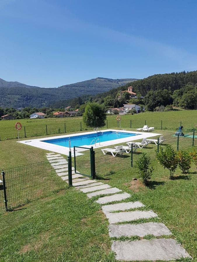 Casa rural con piscina para 2 personas, con Terraza y Jacuzzi además de Jardín y Piscina en Costa de Cantabria
