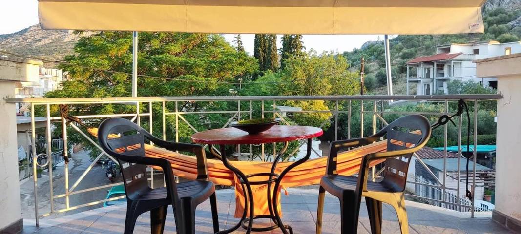 Ferienwohnung für 4 Personen, mit Balkon und Terrasse sowie Garten und Ausblick in Nafplio
