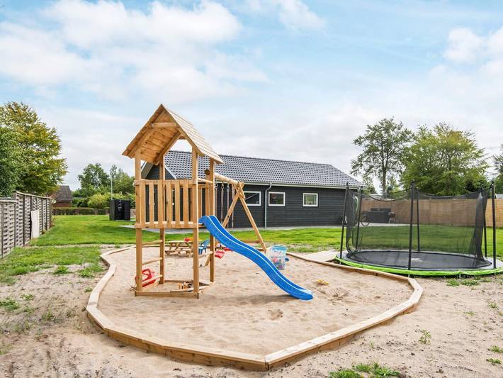 Ferieudlejning for 16 personer, med sauna og terrasse såvel som jacuzzi og pool, børnevenlig i Fjellerup Strand