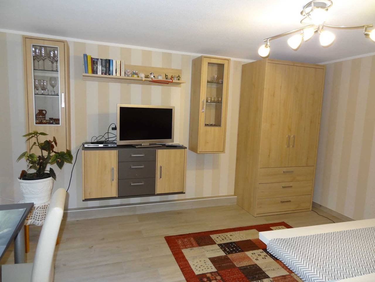 Ganze Ferienwohnung, 2 Ferienwohnungen - Ferienwohnung  (im Haus - separater Eingang - Souterrain) in Wesenberg, Mecklenburg-Strelitz