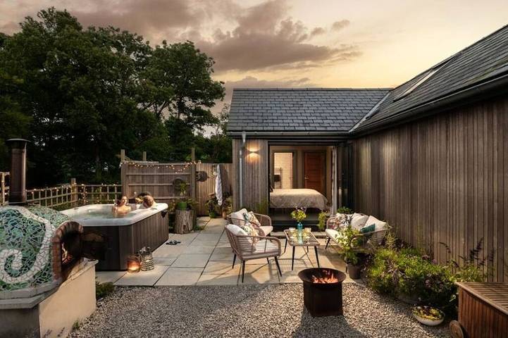 Glamping for 4 people, with garden and terrace as well as hot tub in The Lizard Peninsula