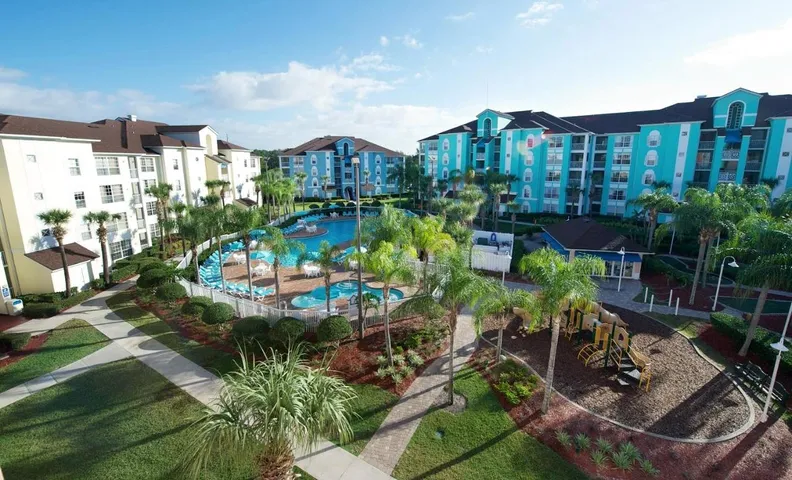 Resort para 4 personas, con balcón y jacuzzi además de piscina y piscina para niños - 1