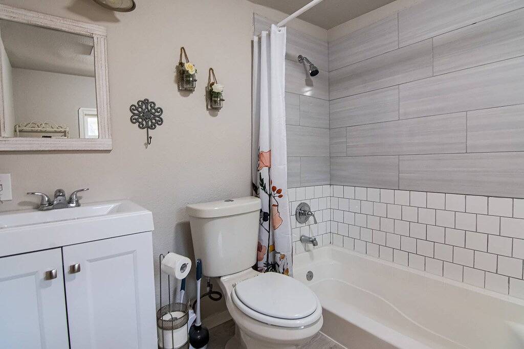 The Pecan House | Prime Location near At&T Stadium, Rangers, Six Flags | Family & Pet Friendly in Arlington, Tarrant County