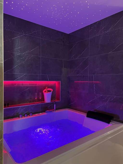 Appartement entier, Loving room cocooning avec jacuzzi « la terre » in Jujurieux, Nantua