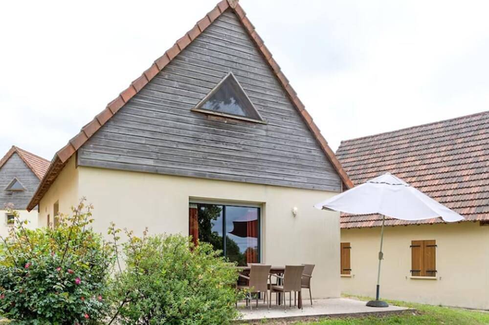 Schönes Haus im Ferienpark mit Schwimmbad in Le Bourg, Lot