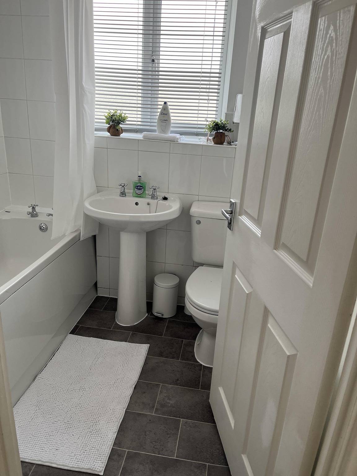Hive Stays, sleeps 3, Free Parking, Wifi, Smart Tv in Kettering, Northamptonshire