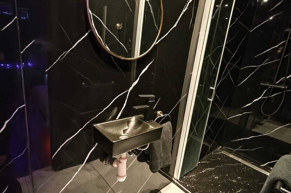 Geheel appartement, Love Jacuzzi Suite For 2 in Charleroi, Henegouwen