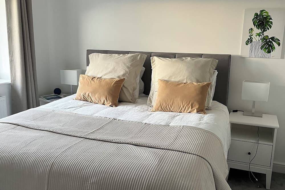 Large 4 Bedroom House - 15 Mins to Cardiff Central in Cardiff, Vale of Glamorgan region