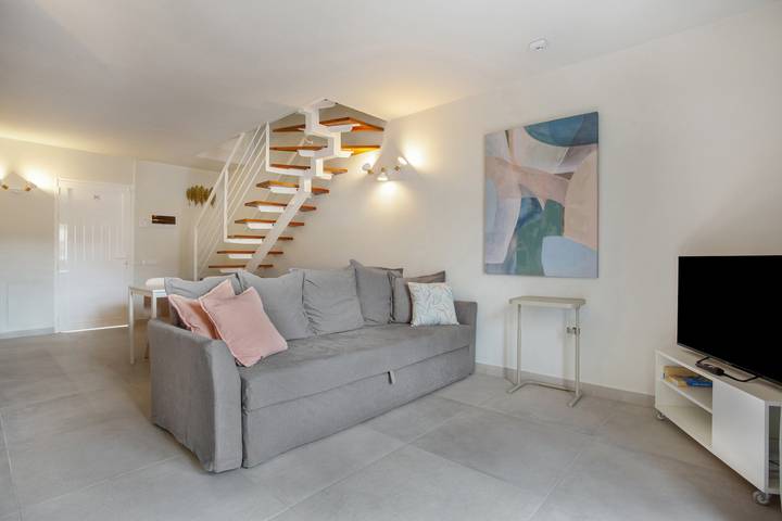 Vacation Home 'Ribes' with Sea View, Shared Pool and Wi-Fi in Costa de Antigua, Antigua