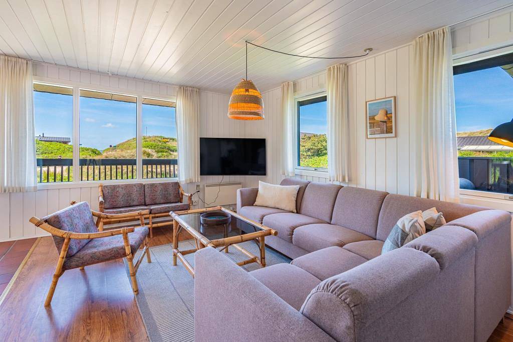 Nyrenoveret (2025) og rummeligt sommerhus beliggende på en pragtfuld klitgrund med havudsigt. in Henne, Varde Region