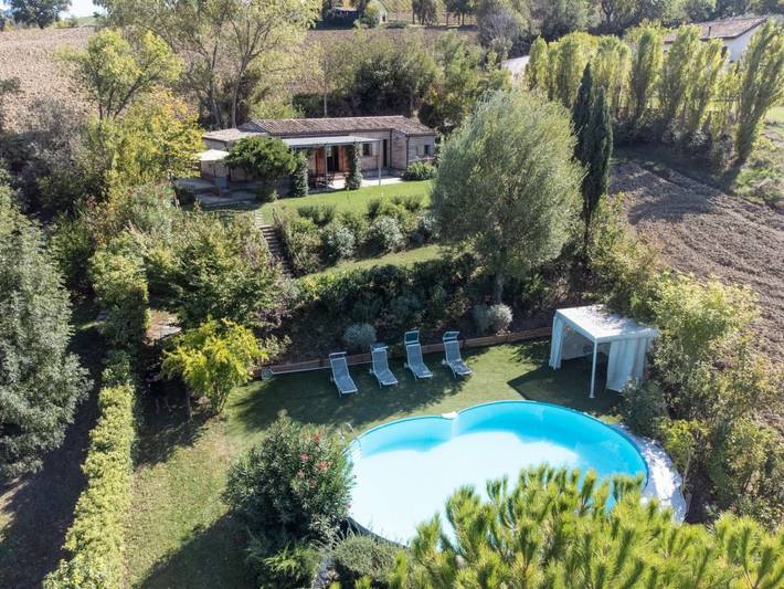 Ferienhaus für 4 Personen, mit Balkon und Terrasse sowie Garten und Pool in Ostra