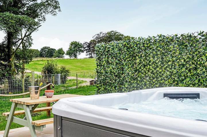 Cottage for 4 people, with garden and hot tub, with pets in Scotland